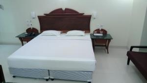 Postel nebo postele na pokoji v ubytování Strand Hotel, Colaba