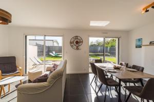 ein Wohnzimmer mit Esstisch und Stühlen in der Unterkunft Ty Menez - Maison neuve proche commerces et plages in Pordic + 31 Fotos