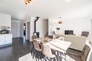 eine Küche und ein Wohnzimmer mit Tisch und Stühlen in der Unterkunft Ty Menez - Maison neuve proche commerces et plages in Pordic