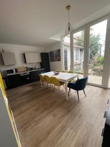 Kuchyň nebo kuchyňský kout v ubytování Montréal, Maison pétillante et accueillante