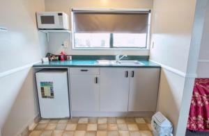 Η κουζίνα ή μικρή κουζίνα στο Pohutu Lodge Motel