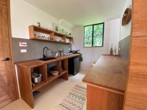 Η κουζίνα ή μικρή κουζίνα στο Coral Tree Lodge Tena