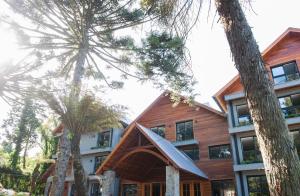 グラマドにあるHarmont Hotelの三角屋根の木造住宅