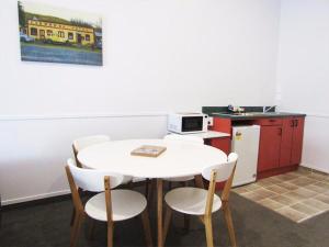 Η κουζίνα ή μικρή κουζίνα στο Pohutu Lodge Motel