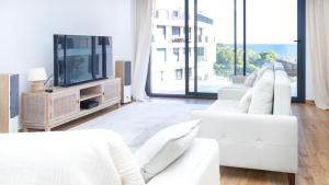 Μια τηλεόραση ή/και κέντρο ψυχαγωγίας στο ALLONBAY prime apartment