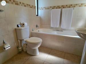 Koupelna v ubytování Villa M2 - Selborne Golf Estate + 41 fotografií