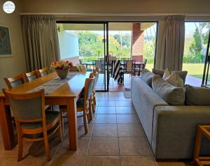 Posezení v ubytování Villa M2 - Selborne Golf Estate