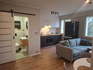 un soggiorno con divano e cucina di Jagiellonskie a Poznań Altre 7 foto