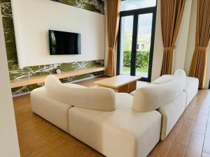 TV a/nebo společenská místnost v ubytování Biệt thự Hồ Tràm 3637