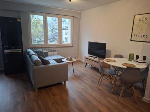 un soggiorno con un divano e un tavolo di Jagiellonskie a Poznań