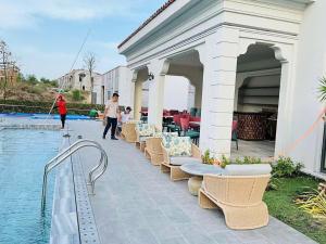 Bazén v ubytování Biệt thự Hồ Tràm 3637 nebo v jeho okolí