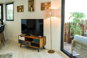 Et tv og/eller underholdning på Casa das Oliveirinhas Bungalow by Refúgio ao Luar