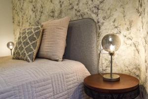 En eller flere senge i et værelse på Casa das Oliveirinhas Bungalow by Refúgio ao Luar + 20 billeder