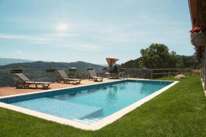 Swimmingpoolen hos eller tæt på Casa das Oliveirinhas Bungalow by Refúgio ao Luar