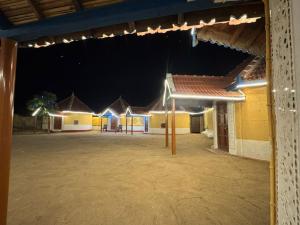 Το κτήριο όπου στεγάζεται  το οργανωμένο κάμπινγκ