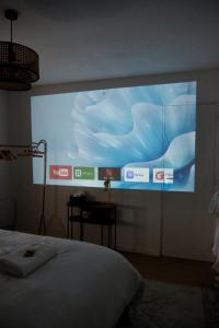 Saint-Yzan-de-SoudiacJungle Room et Jacuzzi的墙上的投影屏幕