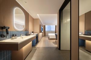 Ένα μπάνιο στο Huanman Hotel Qingdao Zhanqiao Zhongshan Road Metro Station Branch