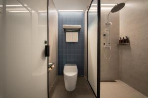 Ένα μπάνιο στο Huanman Hotel Qingdao Zhanqiao Zhongshan Road Metro Station Branch