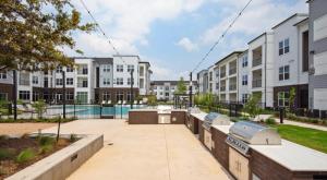 a courtyard with a pool in a apartment building at Large Lively Apt in San Marcos