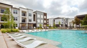 an image of a swimming pool at a apartment complex at Large Lively Apt in San Marcos