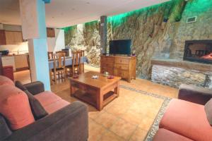 TV a/nebo společenská místnost v ubytování Casas en Omañuela by Villamya