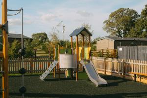 Sân chơi trẻ em tại Angrove +15 ảnh