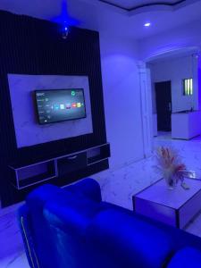 Μια τηλεόραση ή/και κέντρο ψυχαγωγίας στο Vivi apartment hotel and suite