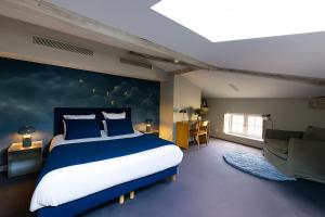 een slaapkamer met een kingsize bed en een bank bij Maison Fredon Bordeaux Centre in Bordeaux