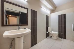 Un baño con lavabo e inodoro en Kasauli Residency, en Kasauli 20 fotos más