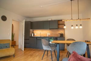 上陶恩Dorfplatzl Loft的厨房兼餐厅，配有桌椅 更多14张照片