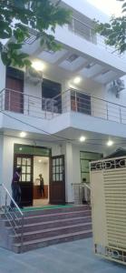 Majutusasutuse Deluxeinn fassaad või sissepääs