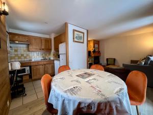 Køkken eller tekøkken på Chalet - Apt 5pax au pied des pistes - parking - skiroom - cheminée - balcons