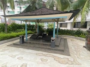 雅加达HERITAGE by Grand Sahid Jaya的凉亭下配有沙发和椅子