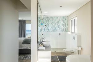bagno con letto, doccia e lavandino di Ocean View Properties - Apartment 701 a Città del Capo Altre 94 foto