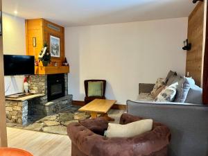 Et tv og/eller underholdning på Chalet - Apt 5pax au pied des pistes - parking - skiroom - cheminée - balcons