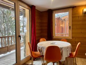 Μπαλκόνι ή βεράντα στο Chalet - Apt 5pax au pied des pistes - parking - skiroom - cheminée - balcons