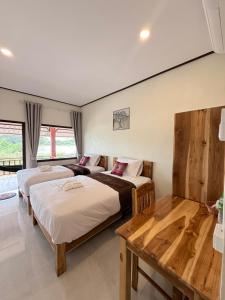 Ένα ή περισσότερα κρεβάτια σε δωμάτιο στο Dondet Suns down 1 Guesthouses riversides view