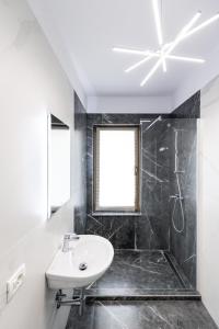 Ένα μπάνιο στο Loft Eleven Modern 1BR Apartment Free Parking +24 φωτογραφίες