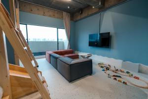 東京にあるVisionary Stay HINODEのソファとテレビのあるリビングルーム