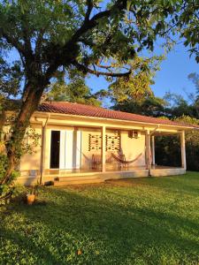 Vườn quanh Casa de Frente para o Mar na Enseada de Brito +52 ảnh