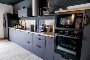 Η κουζίνα ή μικρή κουζίνα στο Au domaine des anges, 3 gîtes luxueux avec Jacuzzi privatif, sauna, mini-piscine, piscine extérieure chauffée en saison