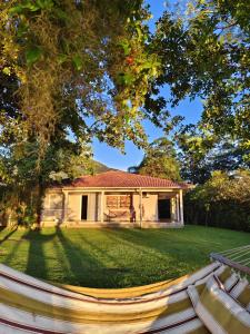 Vườn quanh Casa de Frente para o Mar na Enseada de Brito