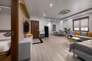 TV a/nebo společenská místnost v ubytování Cat Ba hotel & apartment