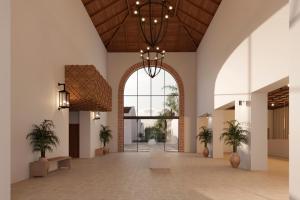 eine Lobby mit einem großen Fenster und Topfpflanzen in der Unterkunft Hotel Best Village Chipiona in Costa Ballena