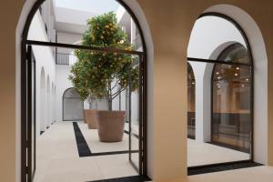 ein interner Korridor mit einer großen Anlage in einem Gebäude in der Unterkunft Hotel Best Village Chipiona in Costa Ballena