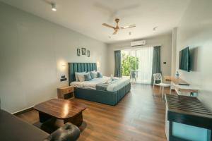 una camera da letto con un letto e un soggiorno di D7 La Serene a Benaulim Altre 40 foto