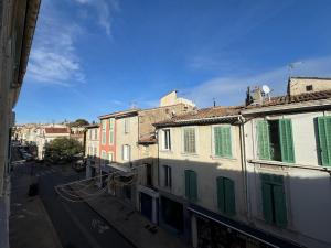 Budova, kde se apartmán nachází + 3 fotografie