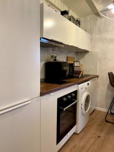 Kuchyň nebo kuchyňský kout v ubytování Magnifique T2 coeur de ville Port a pieds + 10 fotografií