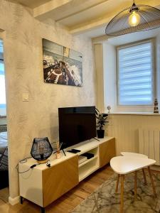 TV a/nebo společenská místnost v ubytování Magnifique T2 coeur de ville Port a pieds