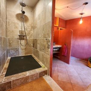 Koupelna v ubytování Mas Al Parry